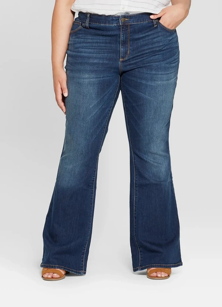 Boot Cut Jeans sind perfekt für breite Hüften und schmale Taille