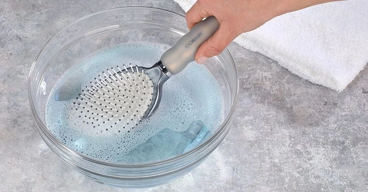 Bürste reinigen mit Hausmitteln - Essig oder Natron verwenden