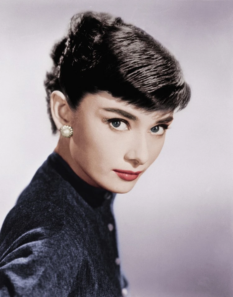 Denken Sie an Audrey Hepburn, deren kühne Straight Brows zu einem Markenzeichen wurden