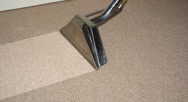 Die beste Art, einen Teppich zu reinigen, ist die Verwendung eines Staubsaugers mit starker Saugkraft