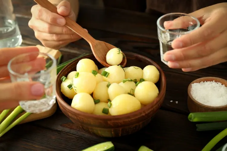 Die richtige Kartoffel für Gratin und Auflauf - Frühkartoffeln enthalten wenig Stärke und sind fest