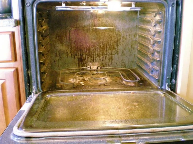 Eingebrannten Ofen reinigen mit Hausmitteln - Essig und Natron als ein Reinigungsmittel