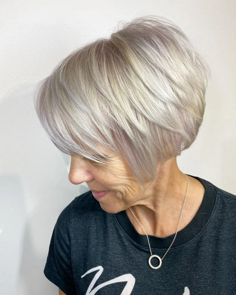 Elegante Frisuren für 70-jährige Damen - kieferlanger Stacked Bob