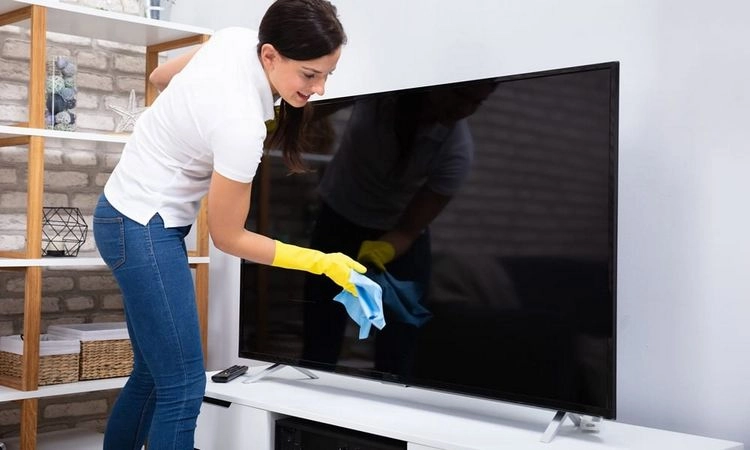 Fernseher reinigen - Mit diesen Tipps können Sie den TV-Bildschirm streifenfrei sauber bekommen