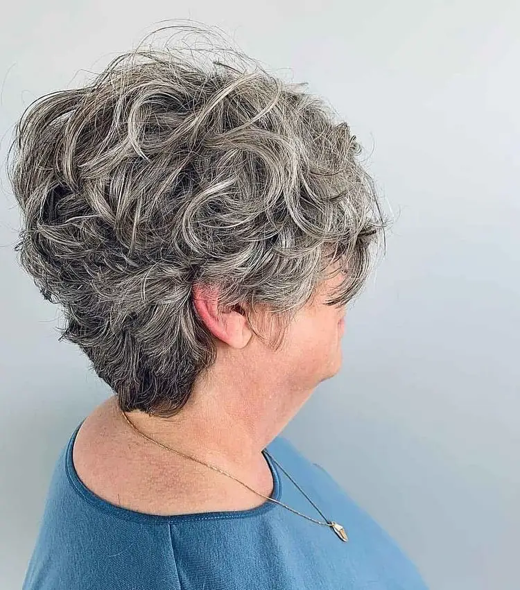 Flotte Pixie-Frisuren 2023 für Frauen ab 70 mit lockigem Haar