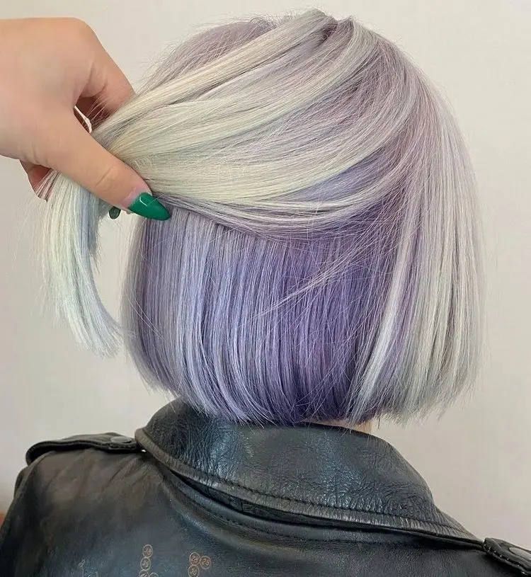 Freche und modische Haarfarbe - grau-violette Haare
