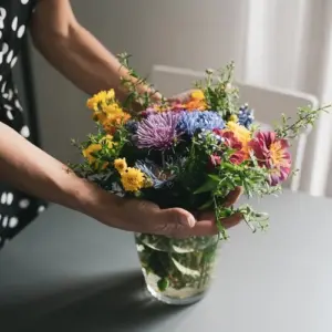 Füllen Sie eine Vase mit zimmerwarmem Wasser und geben Sie ein Päckchen Blumennahrung hinein