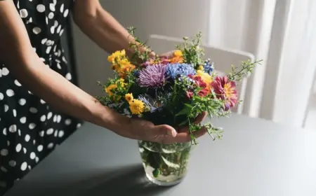 Füllen Sie eine Vase mit zimmerwarmem Wasser und geben Sie ein Päckchen Blumennahrung hinein