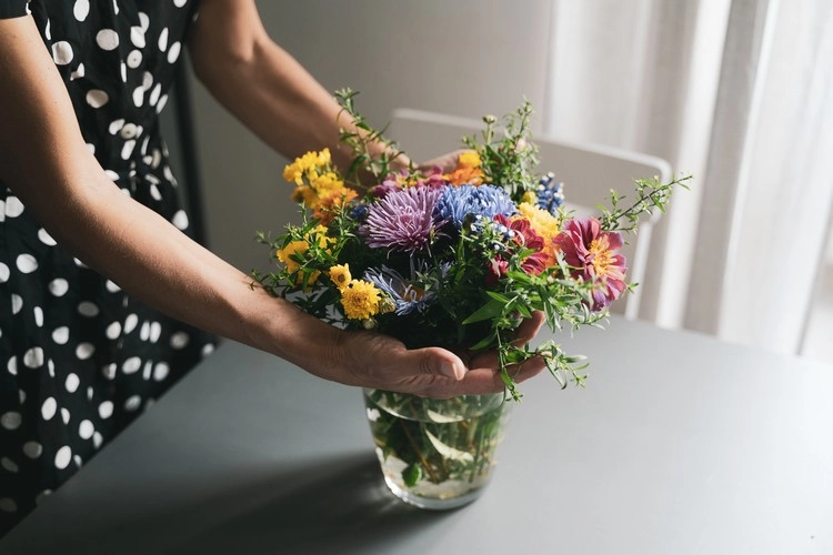 Blumenstrauß länger haltbar machen - Geben Sie ein Päckchen Blumennahrung in der Vase hinein