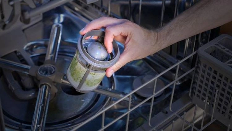 Geschirr schmeckt komisch nach der Spülmaschine - Filter ist verschmutzt