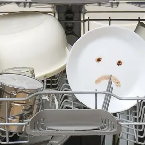 Geschirr schmeckt komisch nach der Spülmaschine - Ursachen und Tipps, was Sie dagegen tun können