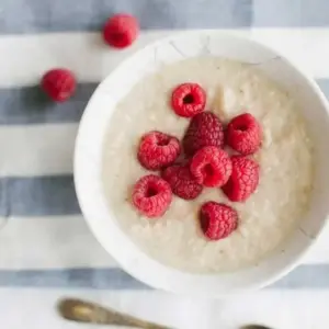 Gesundes Frühstück zubereiten - Haferkleie-Brei