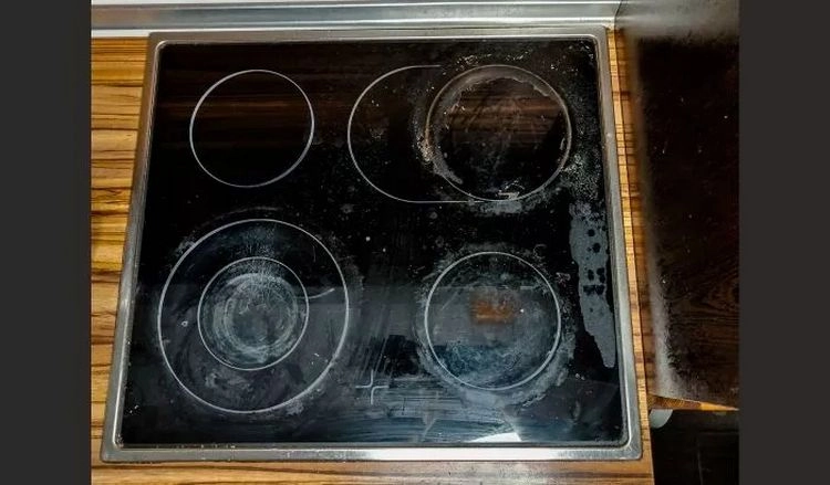 Glaskeramik-Kochfeld reinigen mit Hausmitteln - eingebrannte Flecken entferne