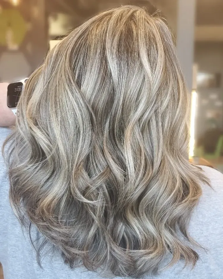 Graublond Haarfarben Frühjahr 2023 blonde Haare mit grauen Highlights