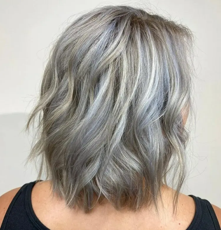 Gray Lob mit blonden Strähnchen und metallisch grauem Unterton