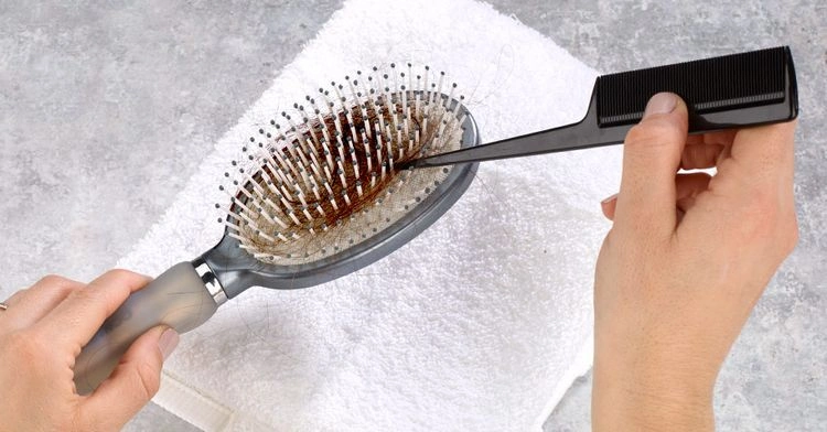 Haarbürste wieder sauber bekommen mit Hausmitteln