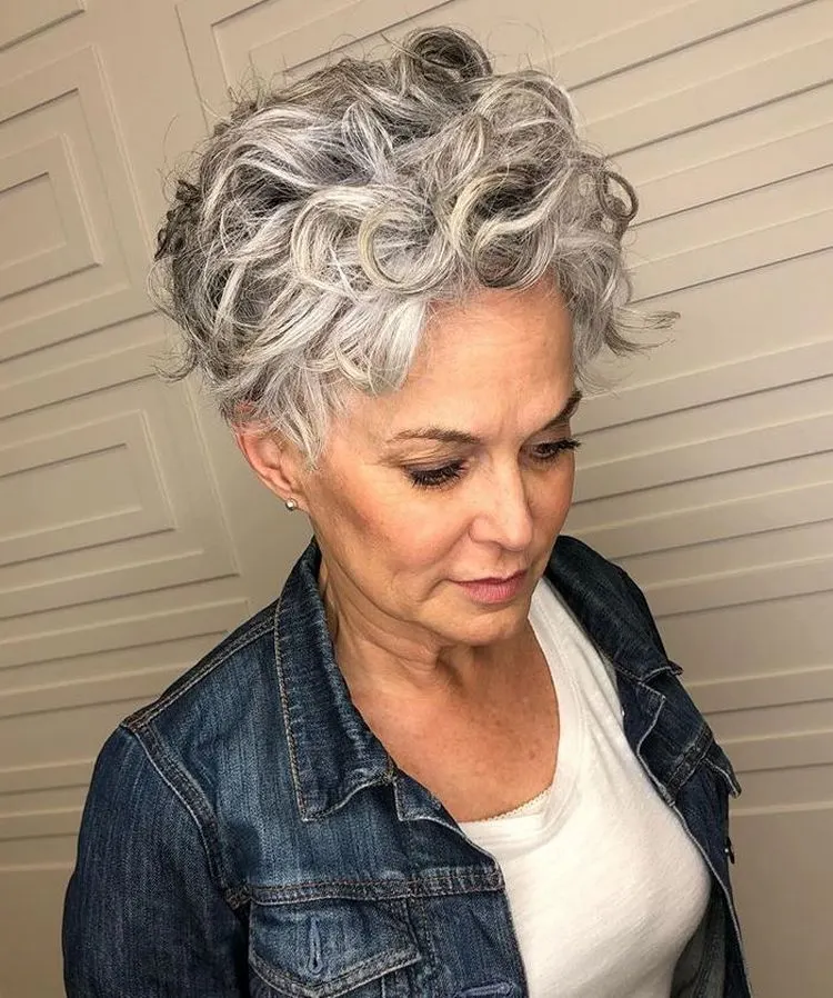 Haarfarben-Trends 2023 - kurze, lockige Frisur für Frauen mit grauen Haaren