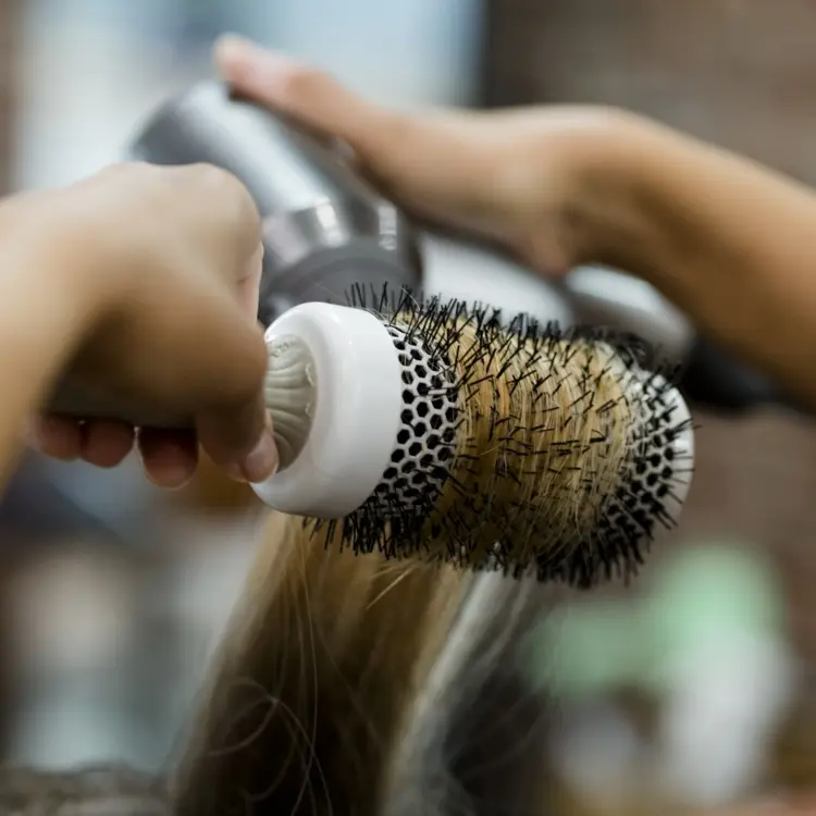 Haarfehler, die Frauen ab 50 machen - Falsches Föhnen macht Haare platt statt voluminös