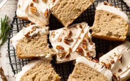 Haferflocken Kuchen mit Glasur und Pekannüssen