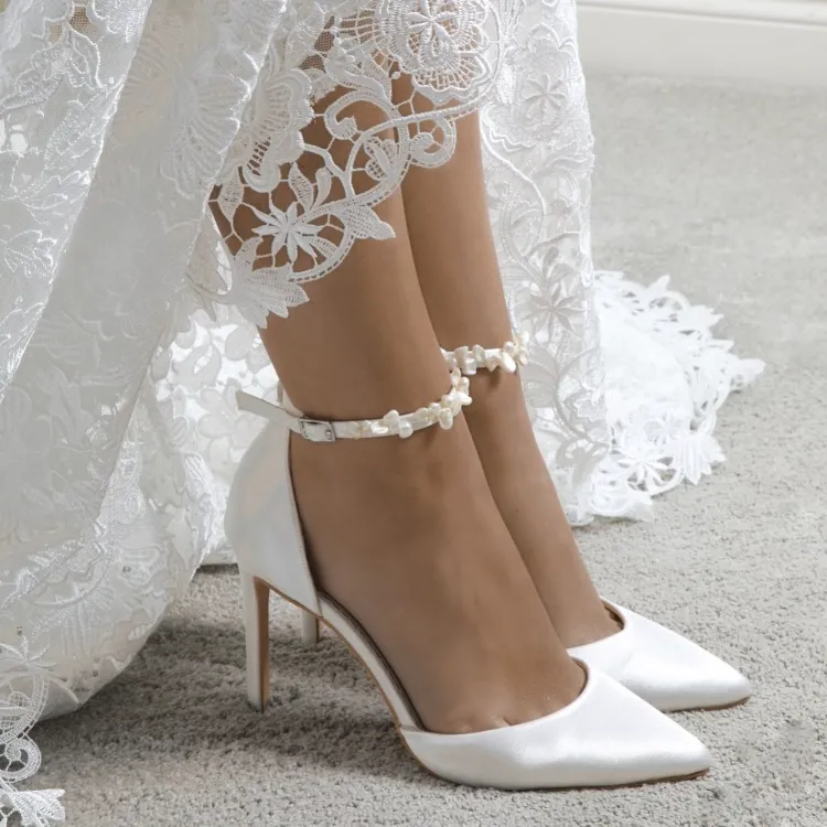 High Heels mit Perlen Verzierungen moderne Brautschuhe 2023 Brautmode Trends 2023