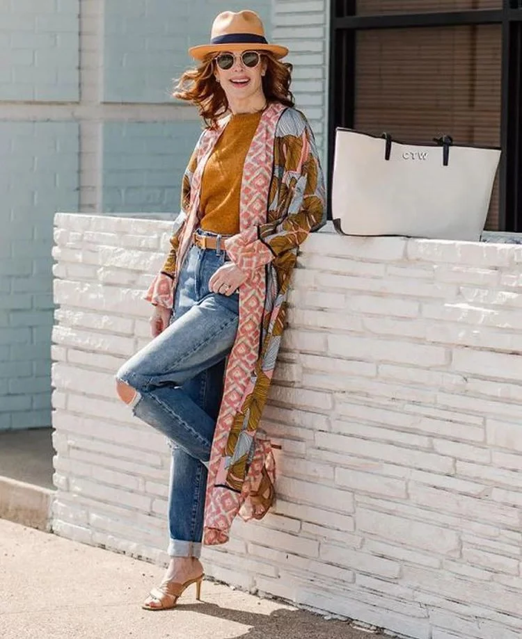 Jeans und Kimono im Boho-Stil - Outfits für Damen ab 50