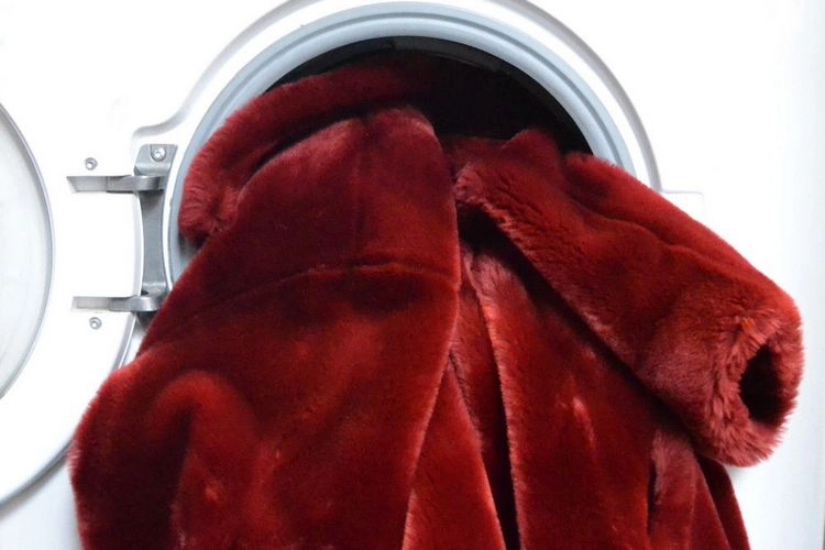 Kann man Kunstfell in der Waschmaschine waschen?