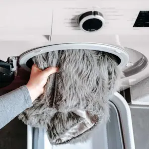 Kunstfell waschen - Mit diesen Pflegetipps bekommen Sie Ihre Fake-Fur-Jacke wieder sauber und flauschig