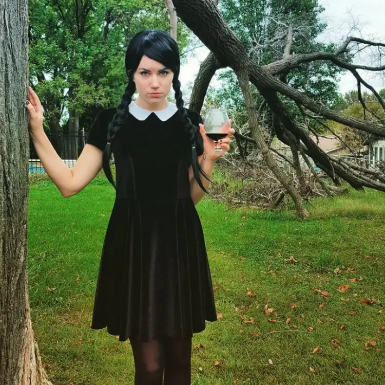 Last Minute Kostüm mit schwarzem Kleid - Wednesday Addams