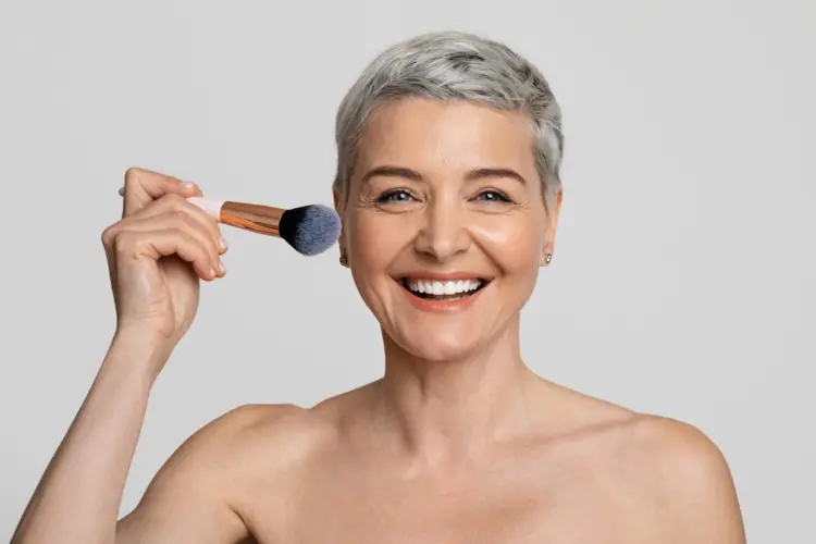 Leichtes Make-up für Frauen ab 50 - Tipps und Tricks für reife Haut