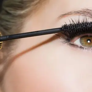 Mascara Tricks für volle und lange Wimpern - Wie Sie traumhafte Wimpern bekommen, sogar ohne teure Tusche