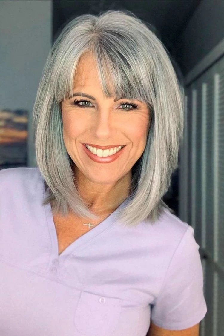 Mittellange Bob-Frisuren für ältere Frauen - graue Trendfarbe 2023
