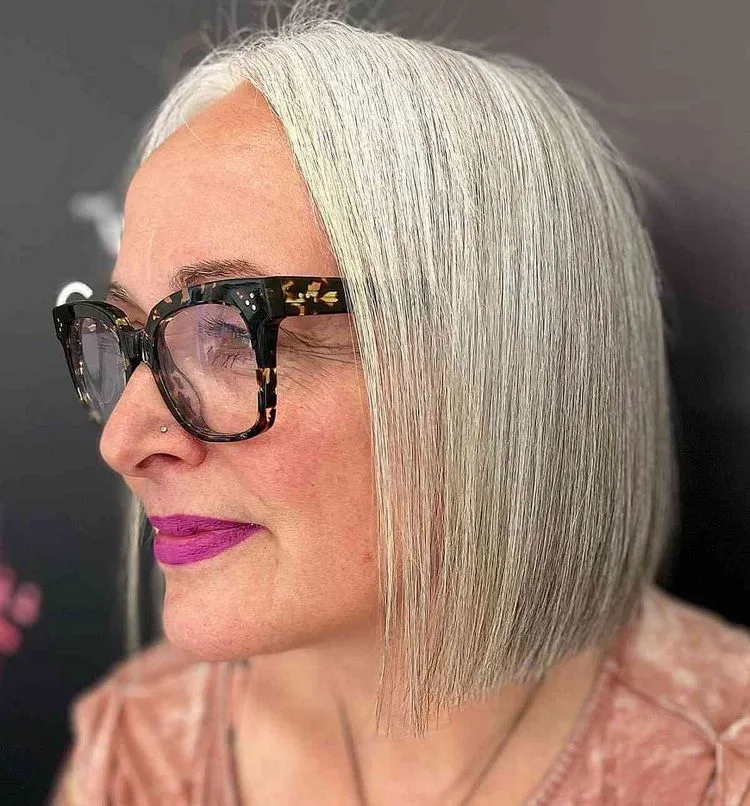 Mittellange Bob-Frisuren für ältere Frauen mit Brille - der klassische, modische Bob Cut
