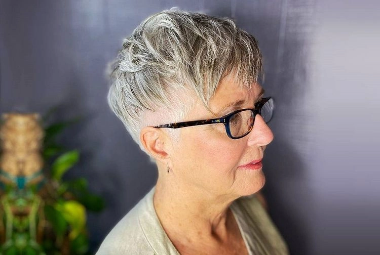 Moderne Frisuren für 70-jährige Damen - grauer Pixie Cut
