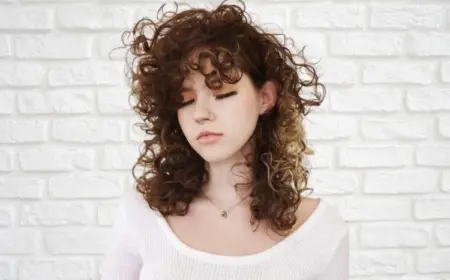 Mittellanger Shag Cut für lockiges Haar inspiriert von den 80ern