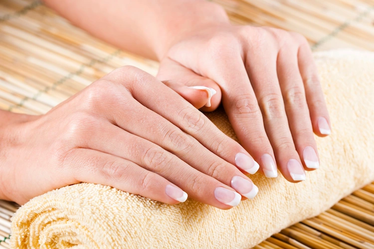 Nagelpflege mit Hausmitteln - 8 natürliche Heilmittel + einfache Rezepte für gesunde und glänzende Nägel