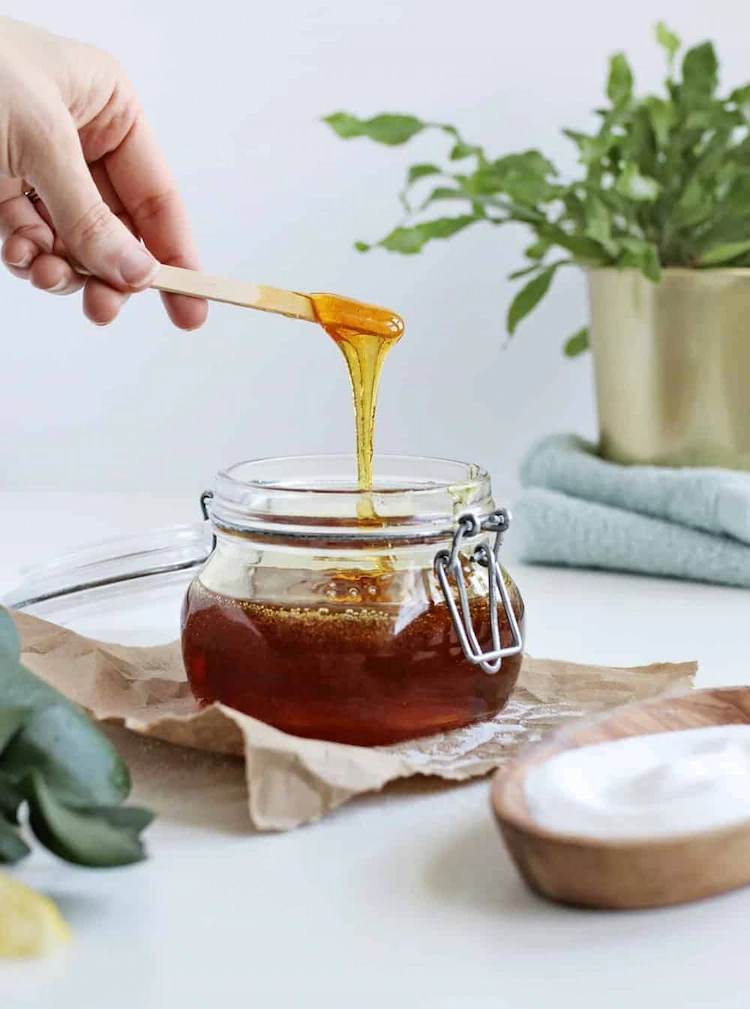 Nagelpflege mit Hausmitteln - Honig hilft bei der Bekämpfung von Bakterien