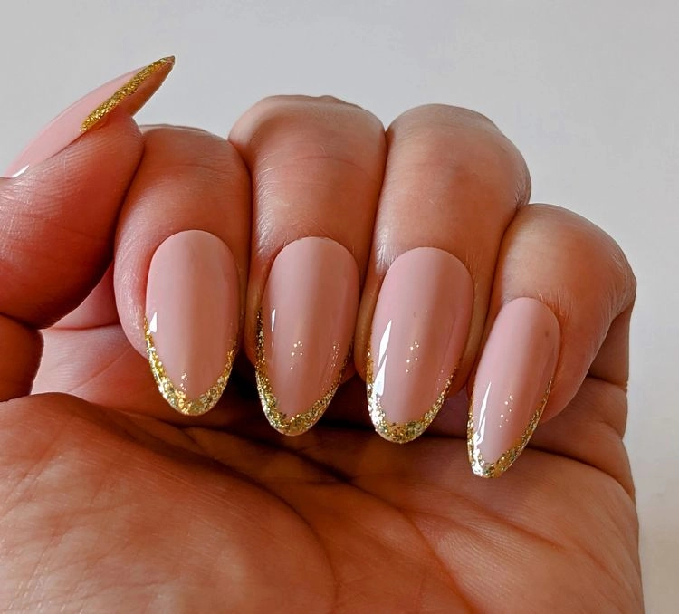 Nageltrends 2023 - Vanille Nails mit French Tips