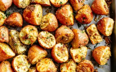 Parmesan-Kartoffeln vom Blech mit mediterranen Kräutern und gebräunter Butter