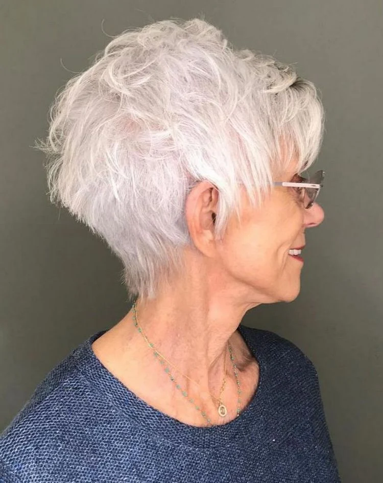 Pixie Cut für Frauen über 70 mit weißem Haar