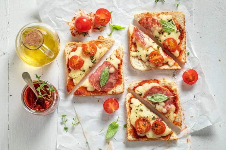 Pizza Toast im Backofen - Salami, Basilikum und Tomaten