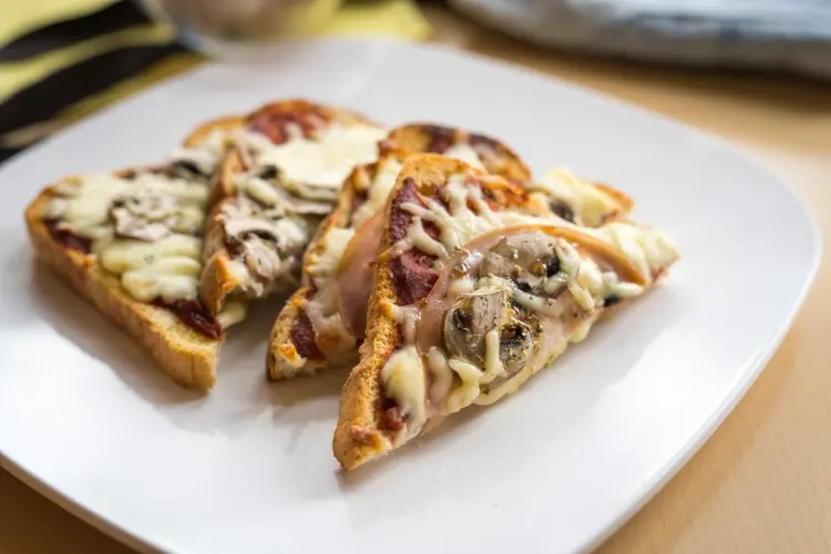 Pizza Toast im Backofen - Schinken, Mozzarella und Champignons