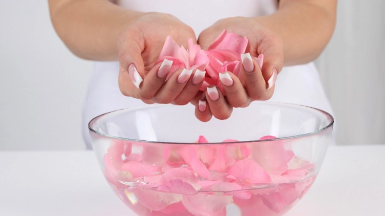 Nagelpflege mit Hausmitteln - Rosenwasser wirkt Wunder, um die Nägel gesund zu erhalten