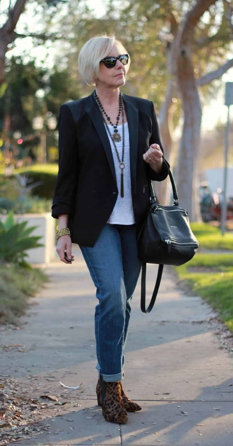 Schwarze und marineblaue Blazer sind ein Must-Have in der Garderobe von Damen über 50