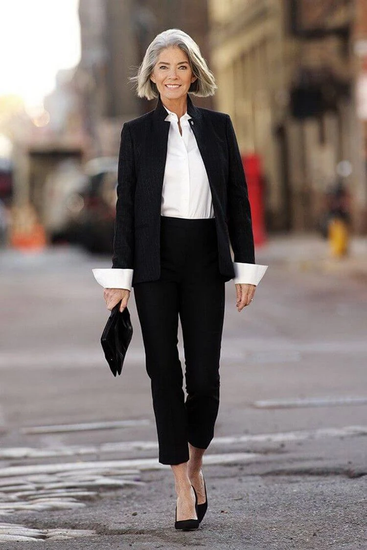 Schwarzer Anzug für Damen ab 50 - Modetrends 2023