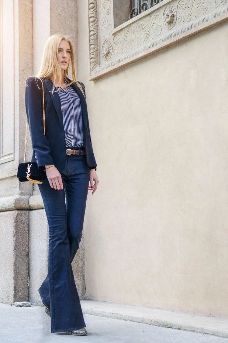 Sie können Flared Jeans für Damen mit einem Blazer kombinieren für einen legeren Arbeitslook