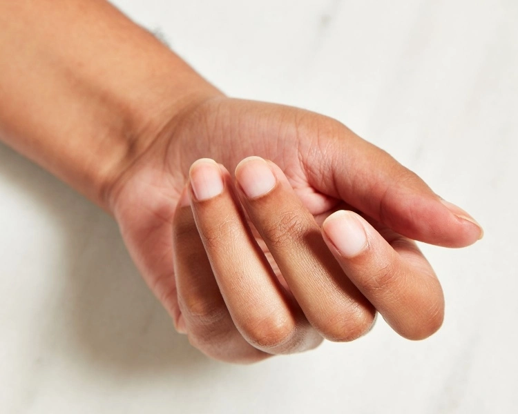 Squoval Nails sind die beste Nagelform für Frauen ab 50
