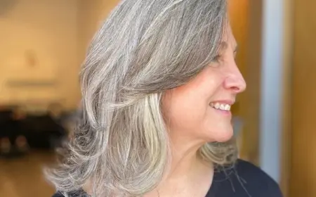 Stufenschnitt für mittellange graue Haare - die beste Frisur ab 50