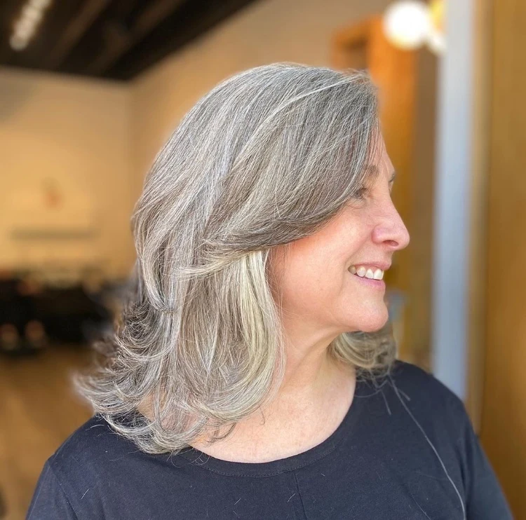 Stufenschnitt für mittellange graue Haare - die beste Frisur ab 50