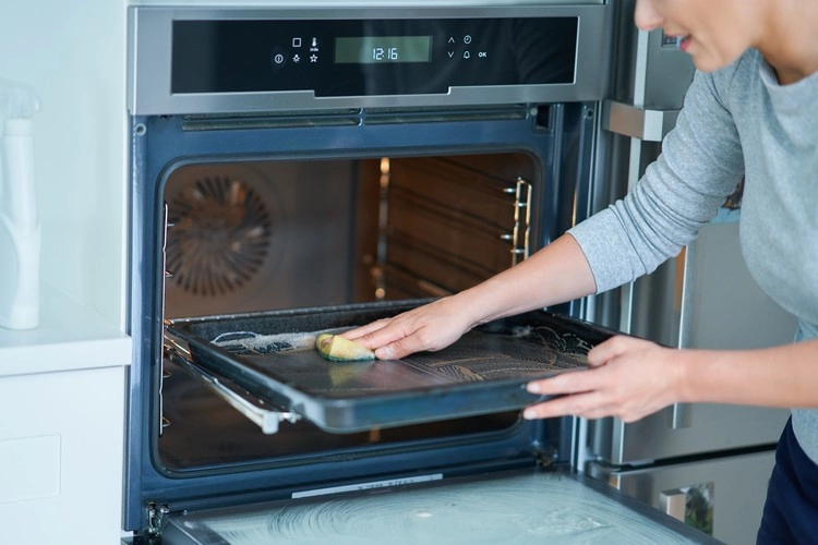 Tipps, wie Sie den Ofen von innen mit Wasser und Spülmittel sauber machen können