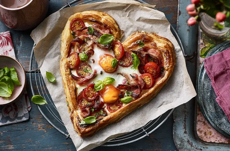 Valentinstag Frühstück Ideen Blätterteig Pizza aus dem Ofen